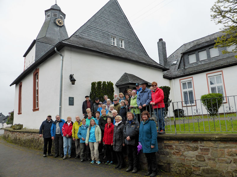 031 Die Wandergruppe vor der Kirche in Sulzbach