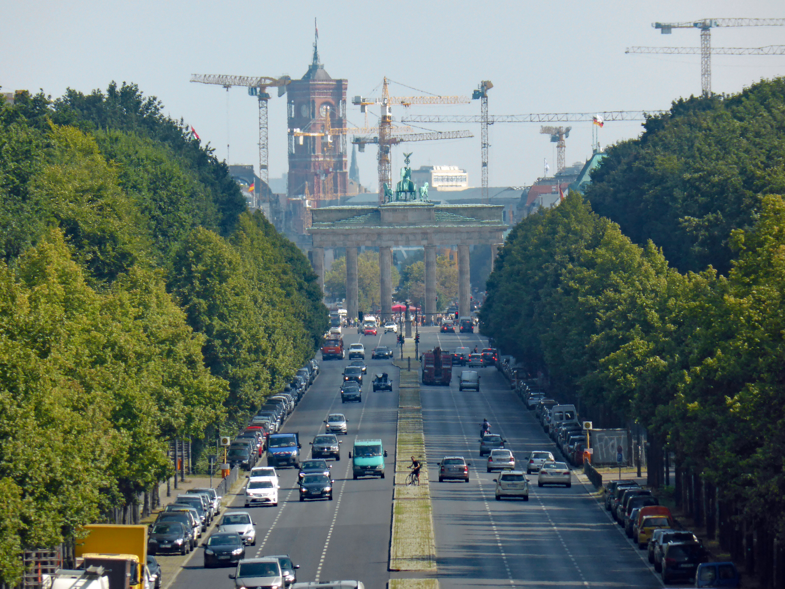 Blick vom Großen Stern zum Brandenburger Tor